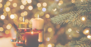 Velas y luces navideñas brillantes